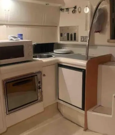 Barco Con Parking Y Duchas Gratuitas 보트호텔 *