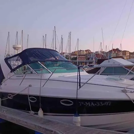 Barco Con Parking Y Duchas Gratuitas 船上ホテル *