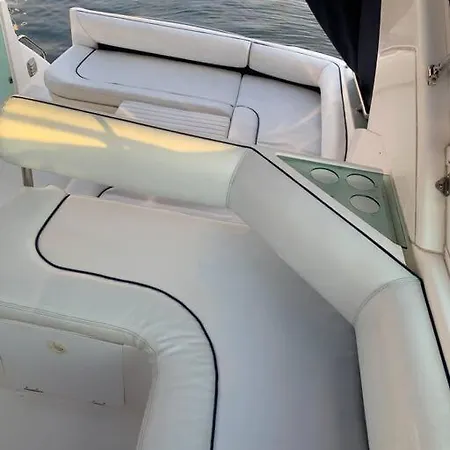 Barco Con Parking Y Duchas Gratuitas 船上ホテル