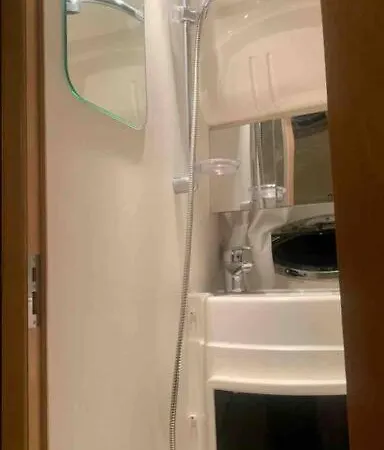 Barco Con Parking Y Duchas Gratuitas 船上ホテル *