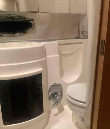 Barco Con Parking Y Duchas Gratuitas Båthotell