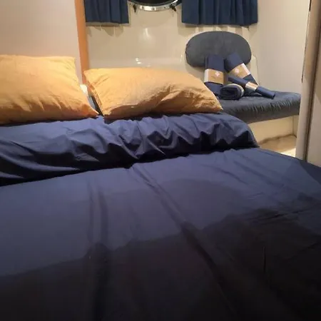 Barco Con Parking Y Duchas Gratuitas 보트호텔 *