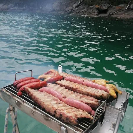 Barco Con Parking Y Duchas Gratuitas 船上ホテル サンシェンショ