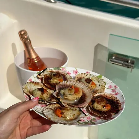 Barco Con Parking Y Duchas Gratuitas 보트호텔