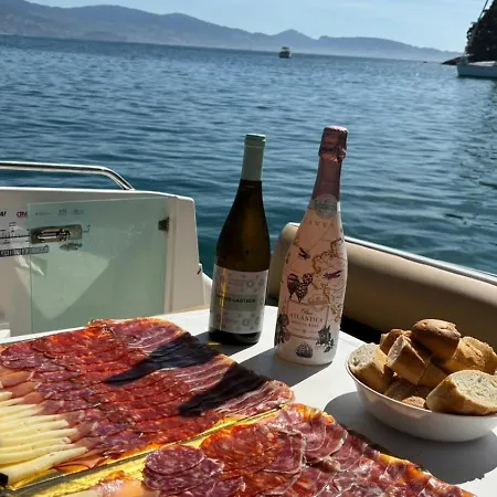 Barco Con Parking Y Duchas Gratuitas * Sanxenxo