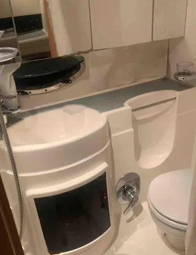 Barco Con Parking Y Duchas Gratuitas Sanxenxo