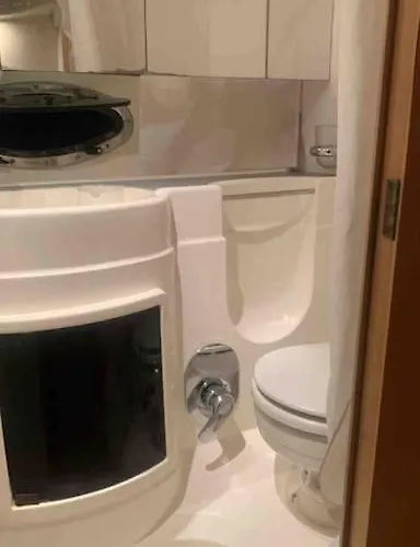 Barco Con Parking Y Duchas Gratuitas Πλωτό κατάλυμα