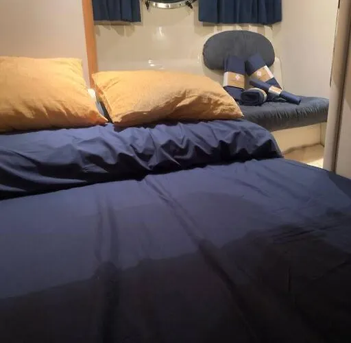 Barco Con Parking Y Duchas Gratuitas Πλωτό κατάλυμα *