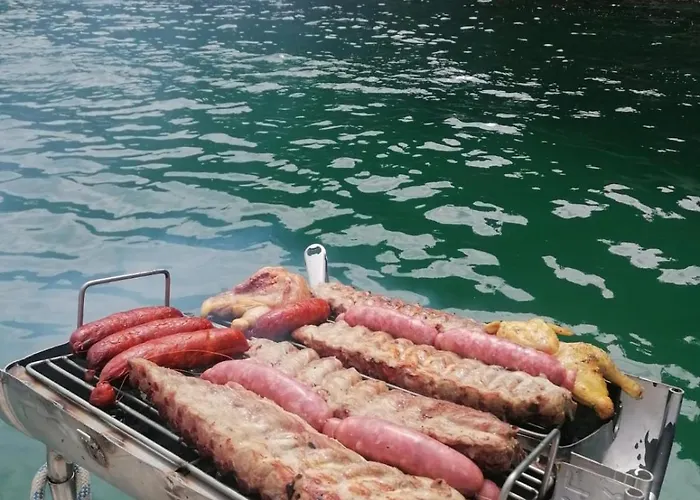 Barco Con Parking Y Duchas Gratuitas Πλωτό κατάλυμα Sanxenxo